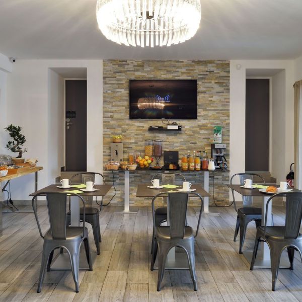 https://my.matterport.com/show/?m=aUa2LW2tq2i